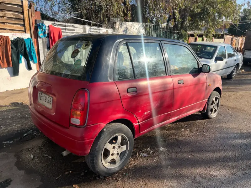 Auto compacto rojo en buen estado - 3