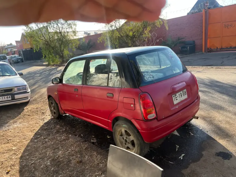 Auto compacto rojo en buen estado - 4