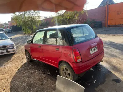 Auto compacto rojo en buen estado - miniatura 4