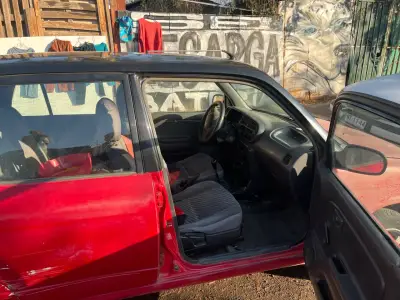 Auto compacto rojo en buen estado - miniatura 5