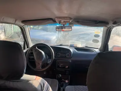 Auto compacto rojo en buen estado - miniatura 6