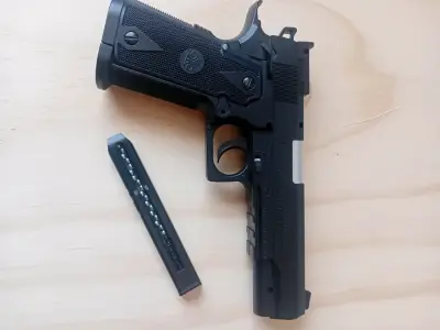 Pistola de aire comprimido negra con cargador - miniatura 1