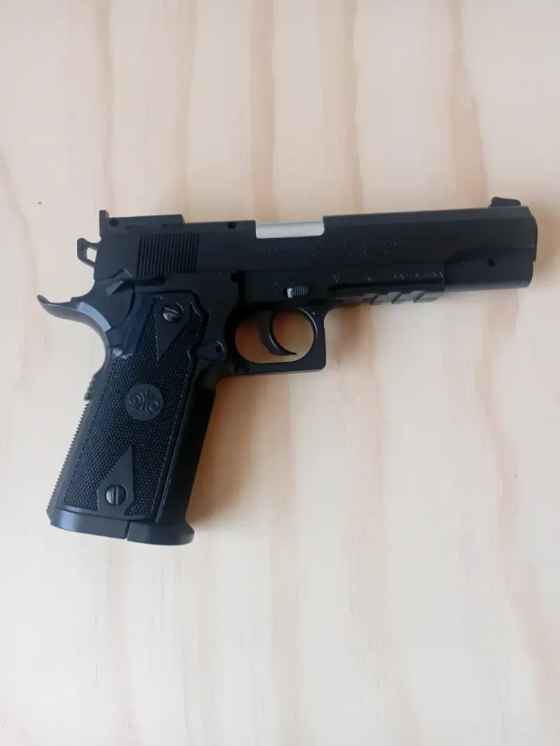 Pistola de aire comprimido negra con cargador - 2