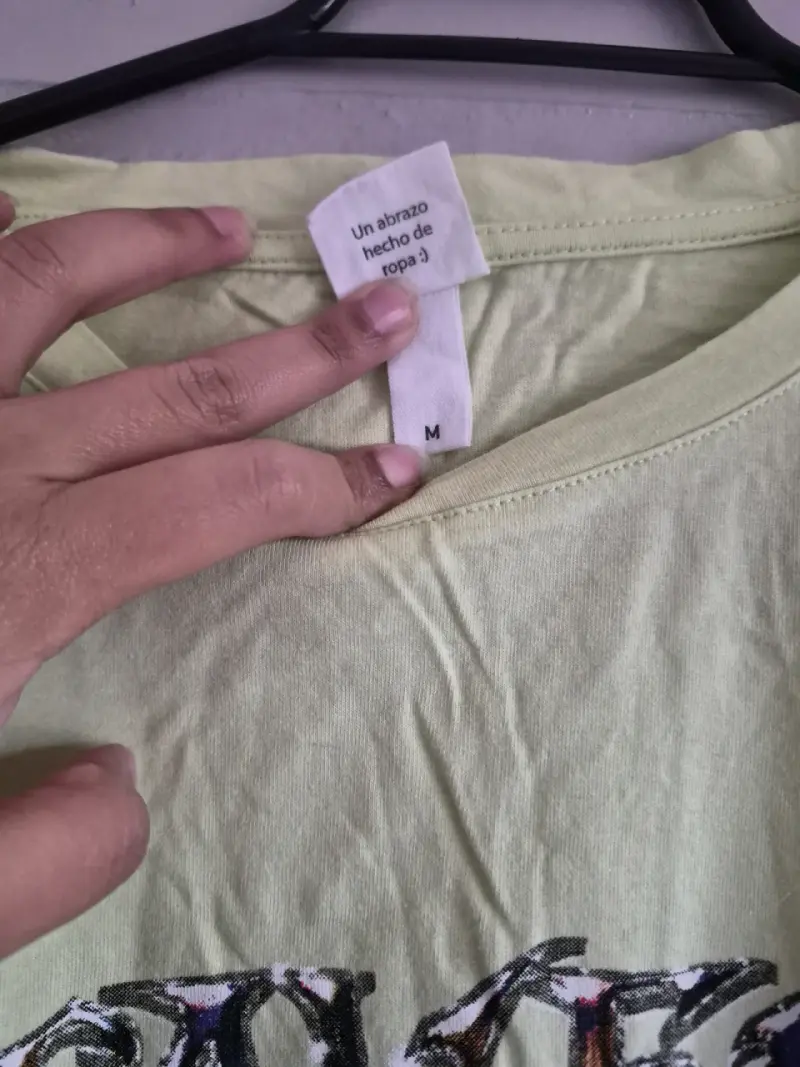 Polera verde con diseño - 2