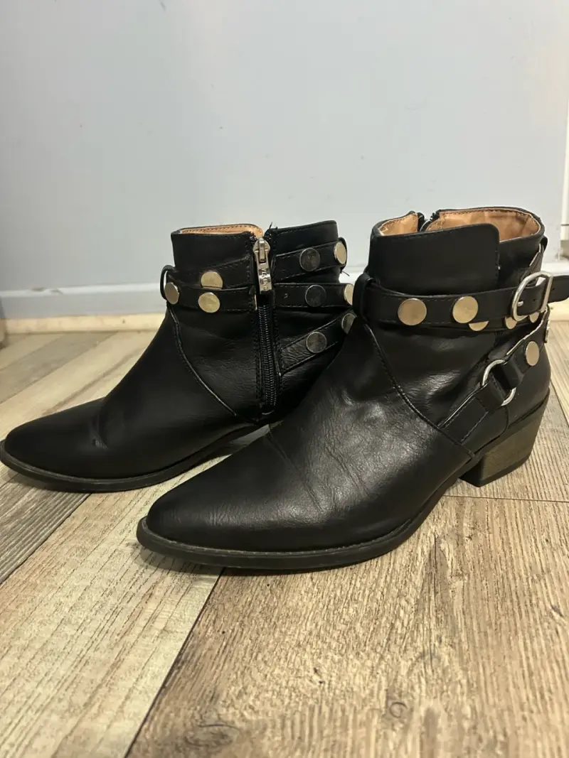 Botines negros de cuero con hebillas y tachas - 2