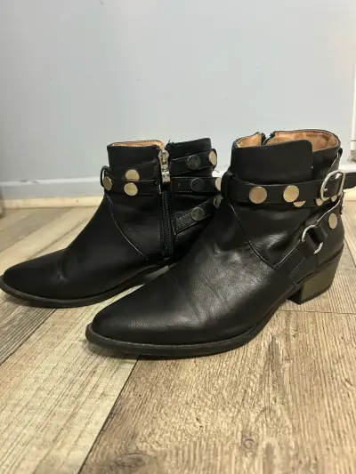 Botines negros de cuero con hebillas y tachas - miniatura 2