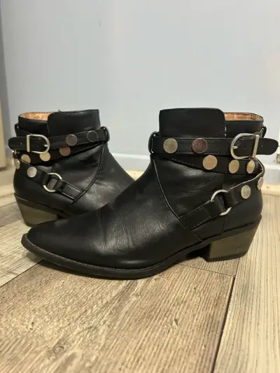 Botines negros de cuero con hebillas y tachas - miniatura 3