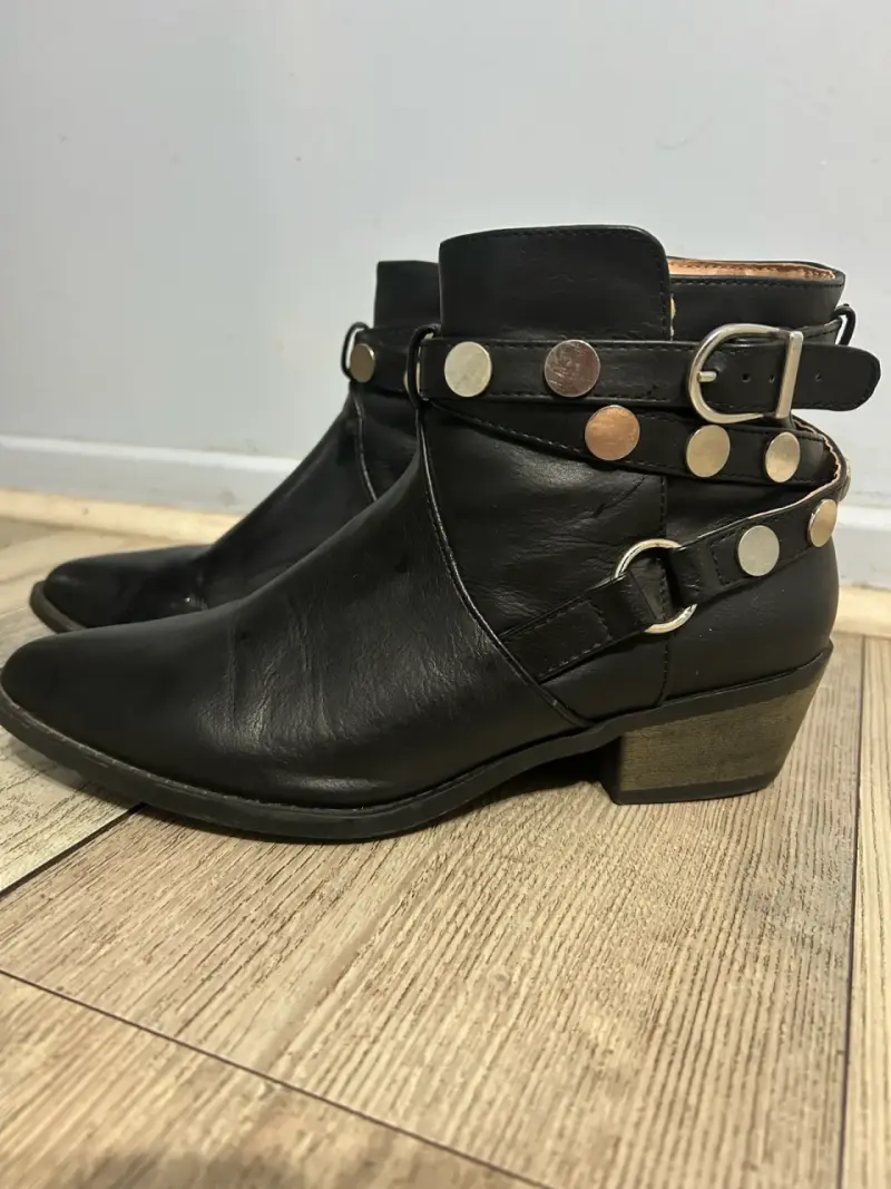 Botines negros de cuero con hebillas y tachas - 1