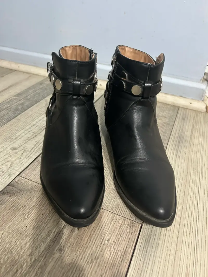 Botines negros de cuero con hebillas y tachas - 4