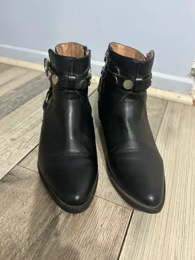 Botines negros de cuero con hebillas y tachas - miniatura 4