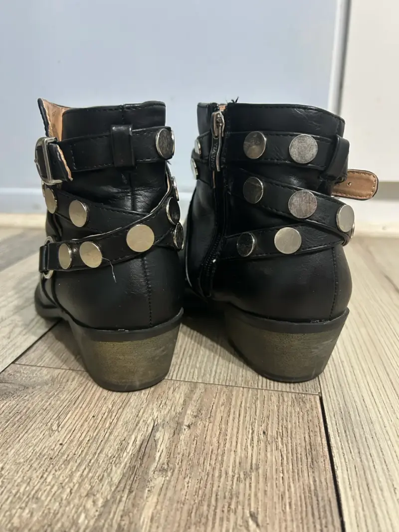 Botines negros de cuero con hebillas y tachas - 6