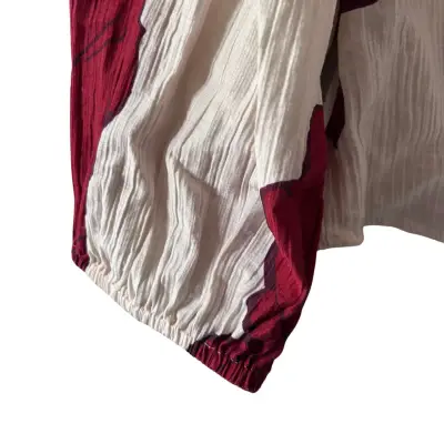 Blusa H&M talla L con estampado floral rojo - miniatura 4