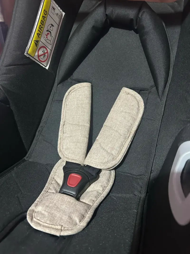 Silla de Auto Bebesit Negra con Manilla Ajustable - 5