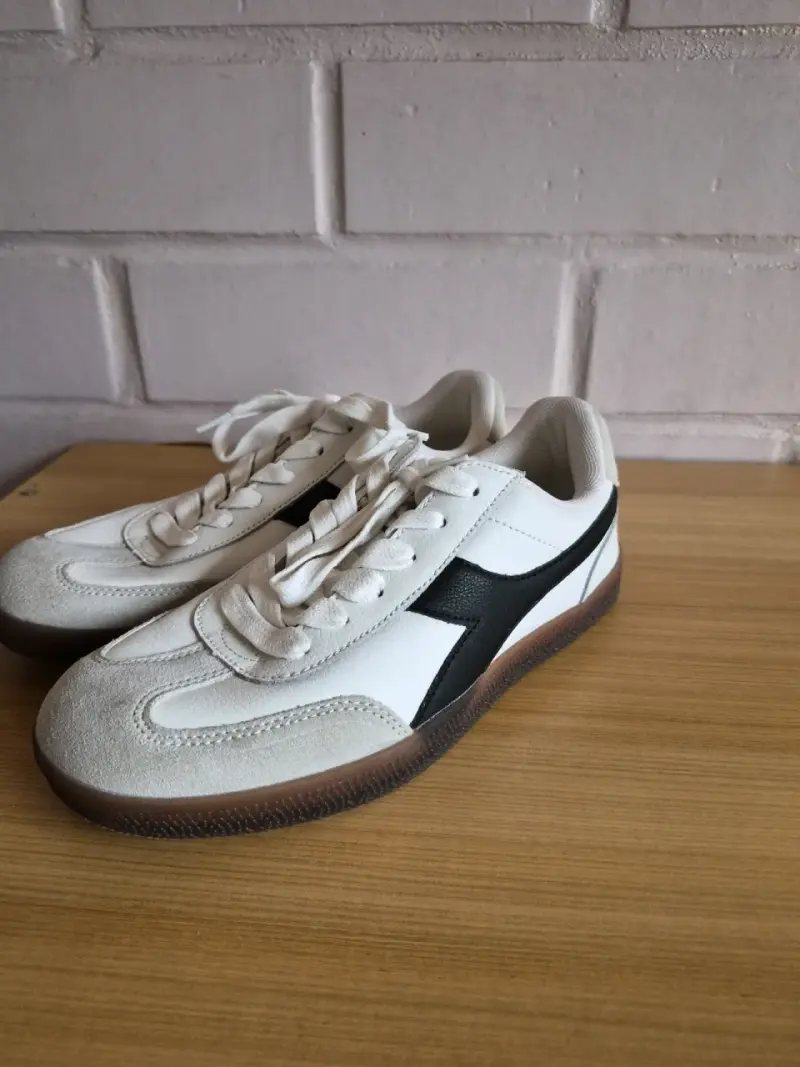 Zapatillas deportivas blancas con negro - 1