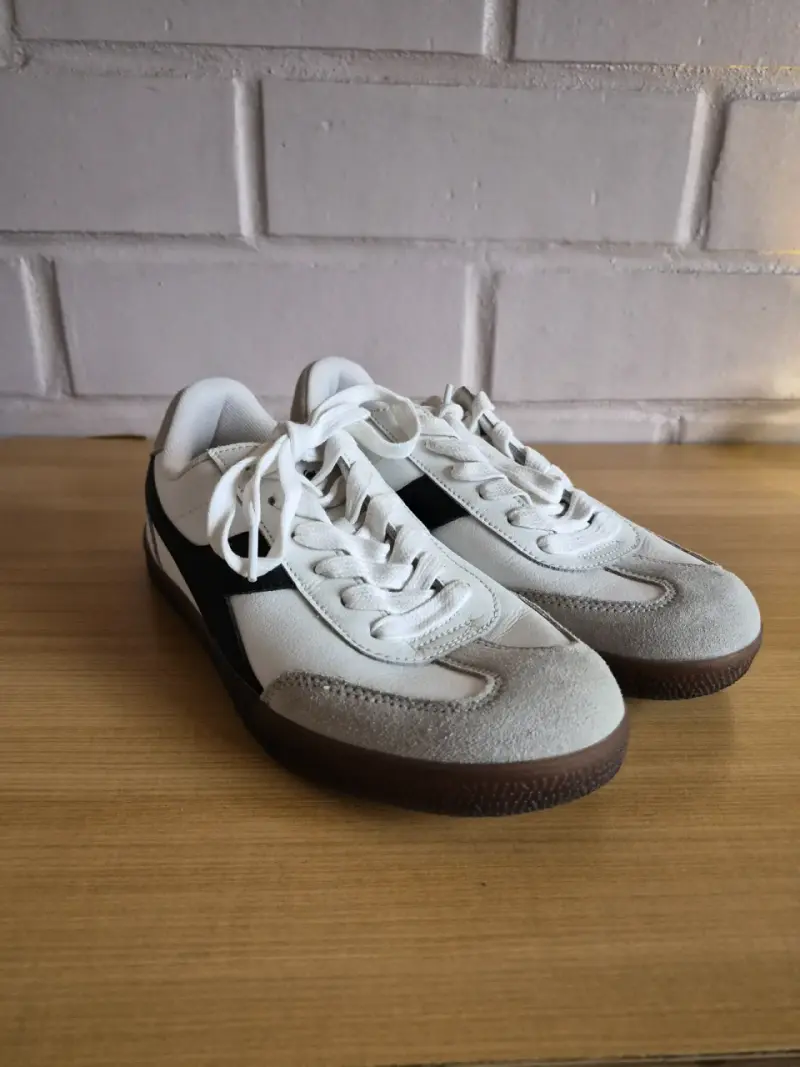 Zapatillas deportivas blancas con negro - 2