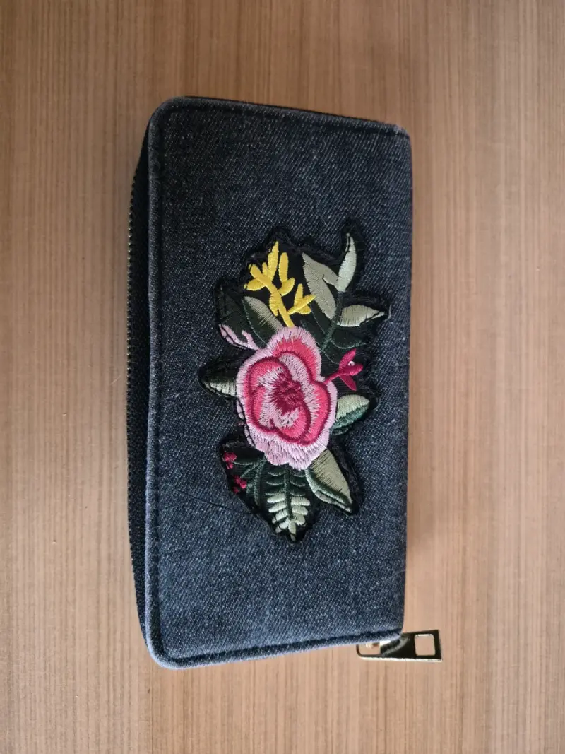 Billetera de tela con bordado floral - 1