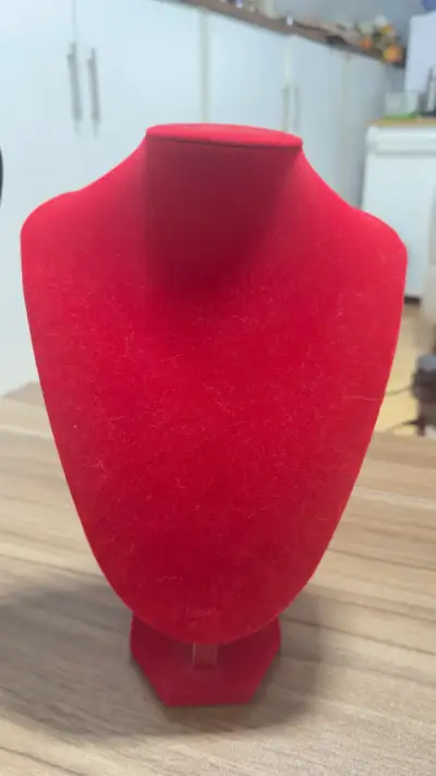 Exhibidor de joyas de terciopelo rojo - miniatura 1