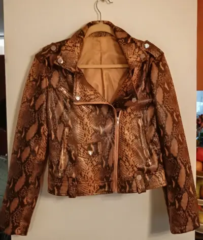 Chaqueta de cuero sintético con estampado de serpiente - miniatura 2