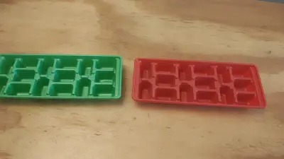 Bandejas de Hielo Plásticas Verde y Roja - miniatura 1
