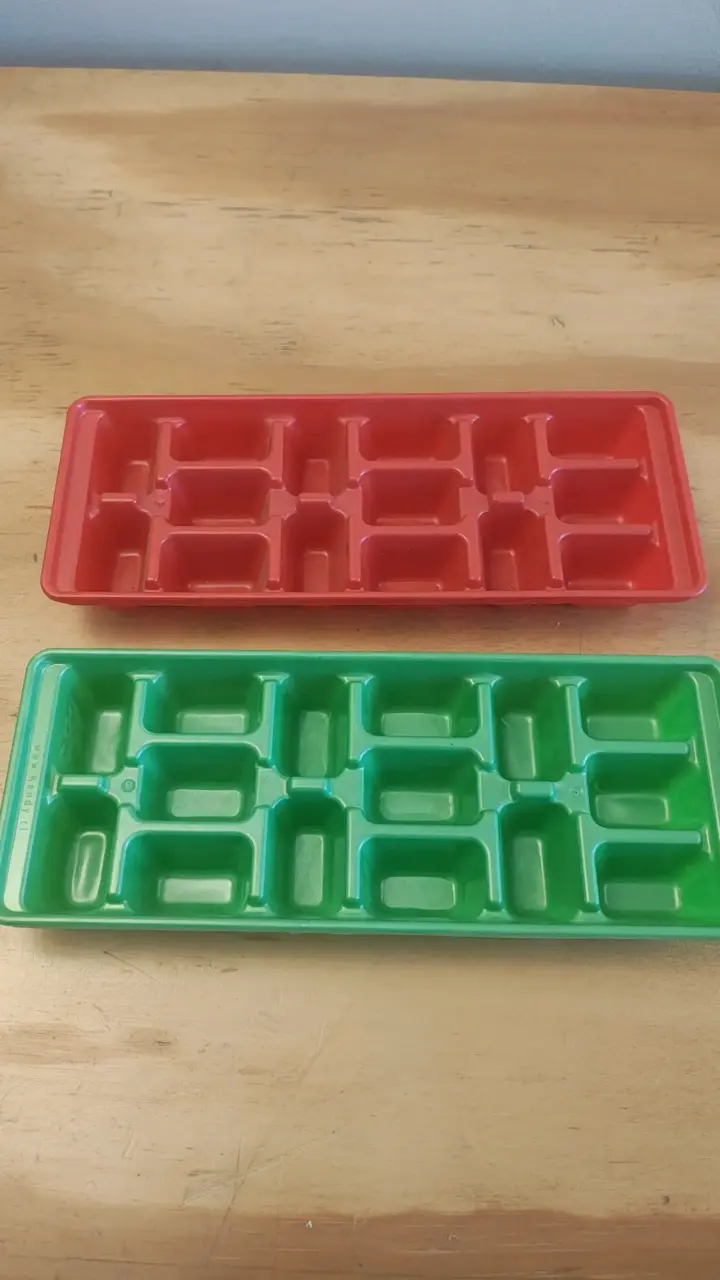 Bandejas de Hielo Plásticas Verde y Roja - 2