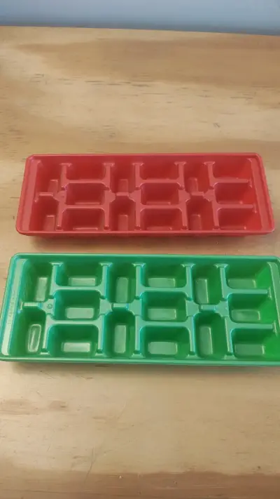 Bandejas de Hielo Plásticas Verde y Roja - miniatura 2