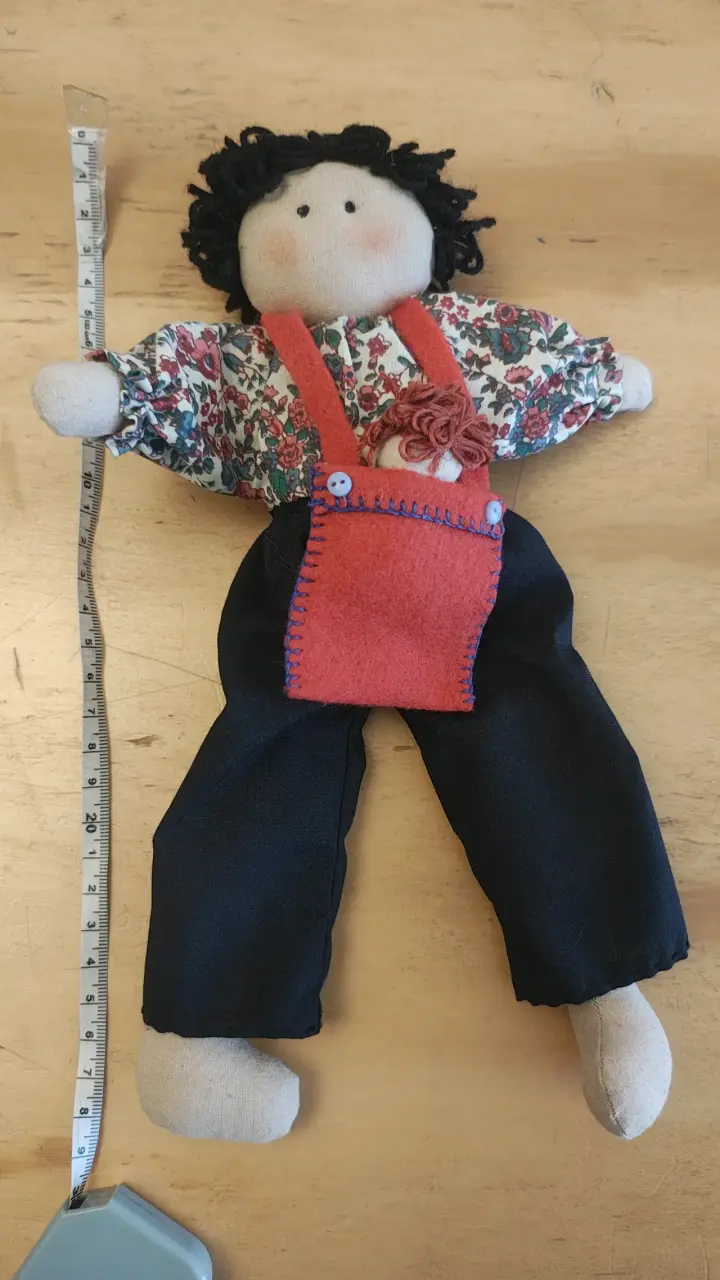 Muñeca de trapo artesanal con ropa colorida