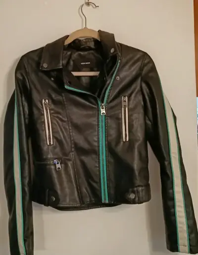 Chaqueta de eco cuero negra con detalles en verde - miniatura 1