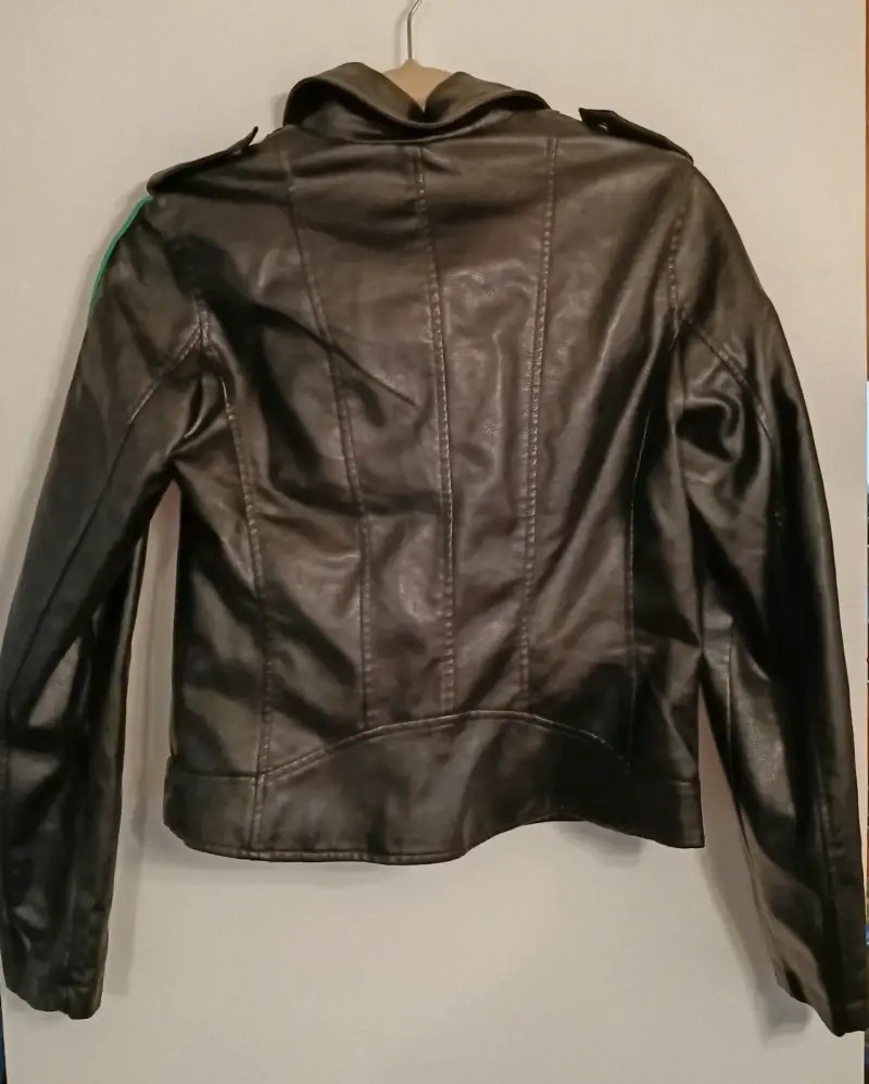 Chaqueta de eco cuero negra con detalles en verde - 2