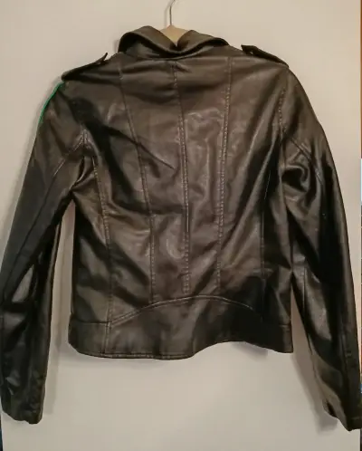 Chaqueta de eco cuero negra con detalles en verde - miniatura 2