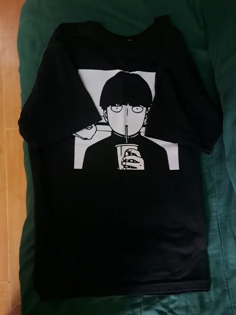 Polera negra con diseño gráfico de personaje