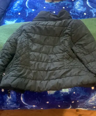 Chaqueta acolchada negra para invierno - miniatura 1