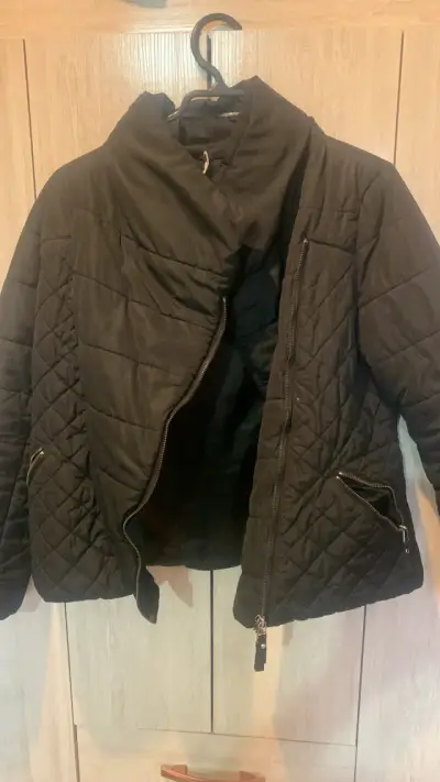 Chaqueta acolchada negra para invierno - miniatura 2