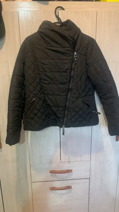 Chaqueta acolchada negra para invierno - miniatura 3