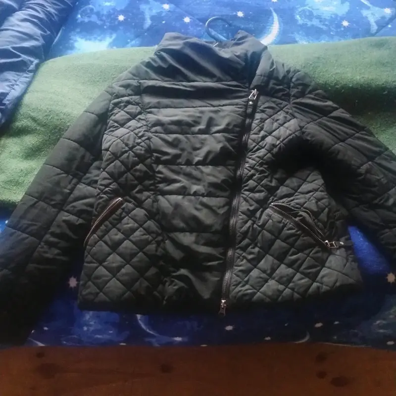 Chaqueta acolchada negra para invierno - 4
