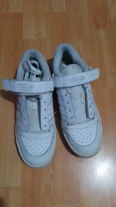 Zapatillas deportivas blancas Adidas con velcro - miniatura 1