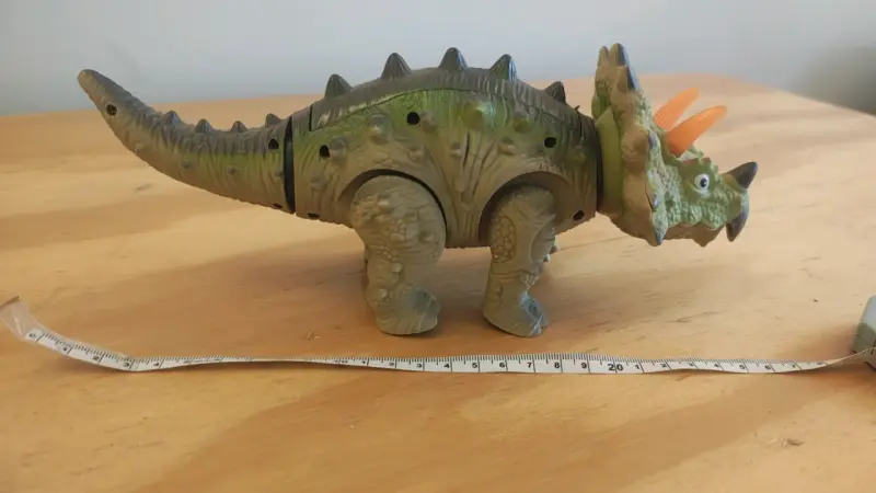 Dinosaurio Triceratops de juguete a pilas