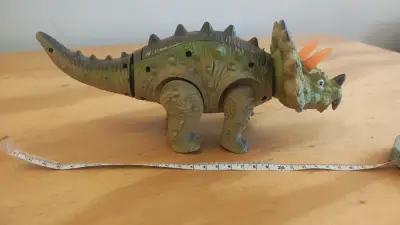 Dinosaurio Triceratops de juguete a pilas - miniatura 1