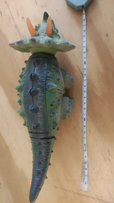 Dinosaurio Triceratops de juguete a pilas - miniatura 3