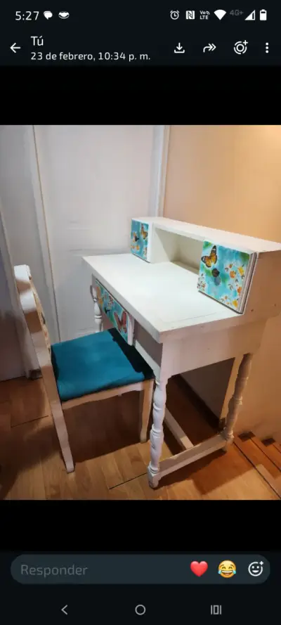 Escritorio infantil con silla y diseño de mariposas - miniatura 1