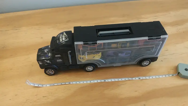 Camión de juguete con autos incluidos - 3