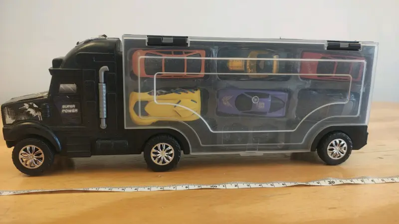 Camión de juguete con autos incluidos - 4