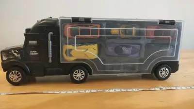 Camión de juguete con autos incluidos - miniatura 4