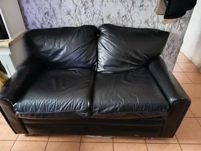 Sofá de cuero negro en buen estado - miniatura 1