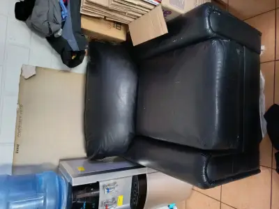 Sofá de cuero negro en buen estado - miniatura 2