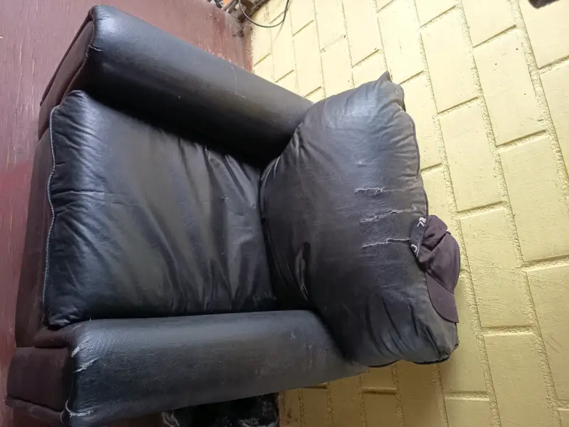 Sofá de cuero negro en buen estado - 3