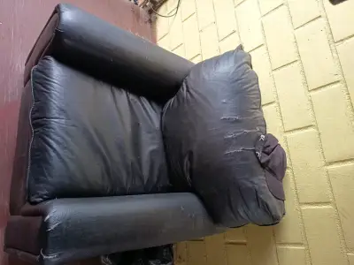Sofá de cuero negro en buen estado - miniatura 3