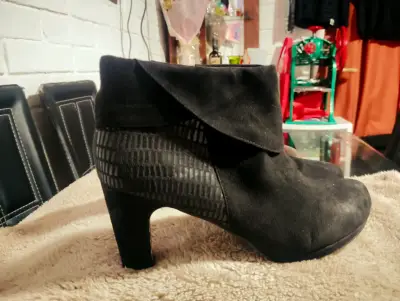 Botines de tacón alto negros con detalle dorado - miniatura 3