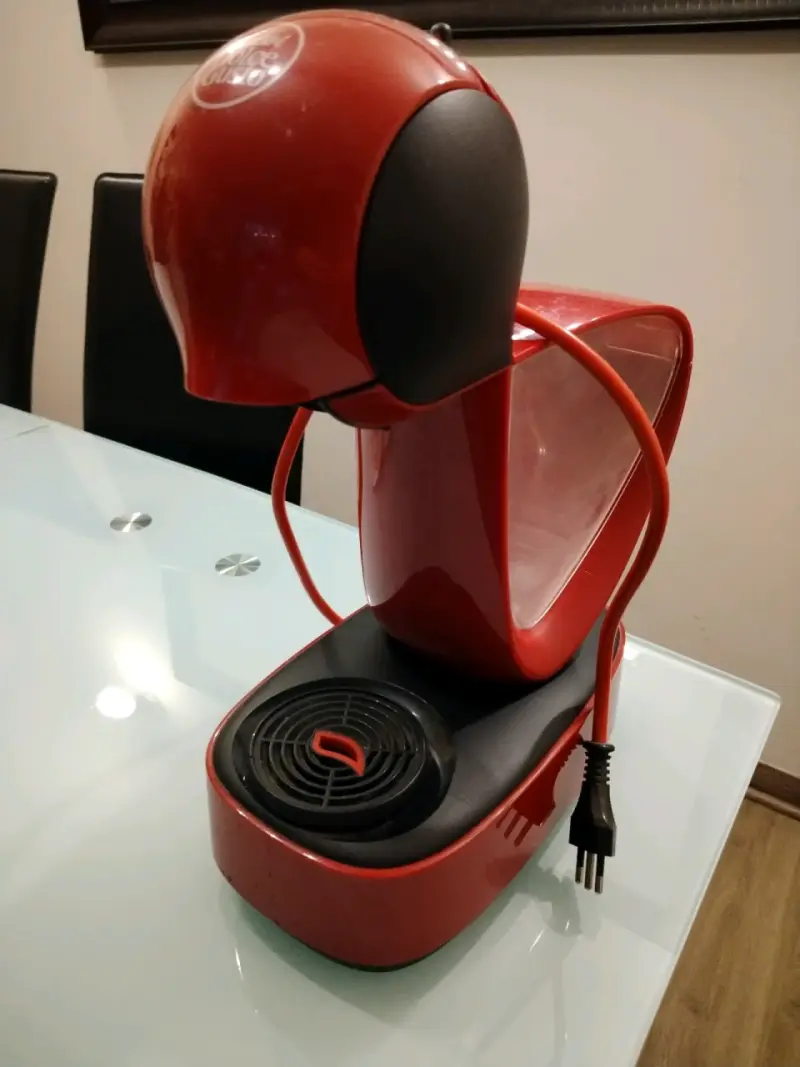 Cafetera Dolce Gusto roja compacta - 1
