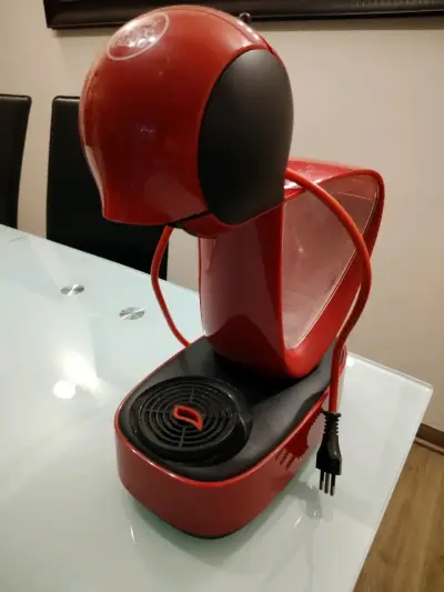 Cafetera Dolce Gusto roja compacta - miniatura 1