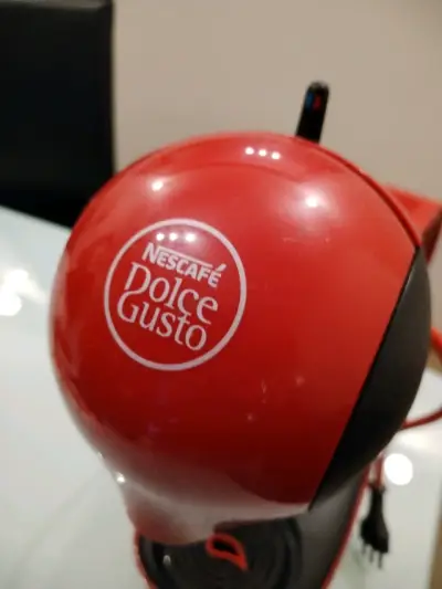 Cafetera Dolce Gusto roja compacta - miniatura 2